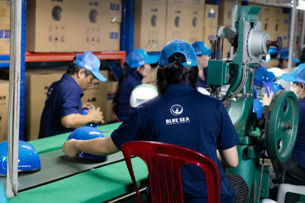 Xưởng Sản Xuất Mũ Bảo Hiểm Theo Yêu Cầu