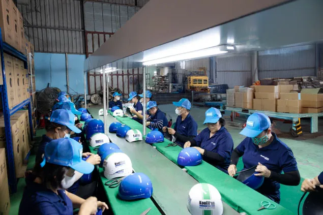 Dây chuyền lắp ráp và hoàn thiện mũ bảo